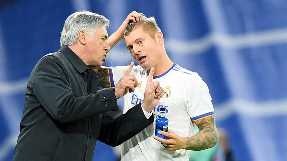 Hình ảnh Carlo Ancelotti chỉ đạo chiến thuật cho Toni Kroos tại Real Madrid