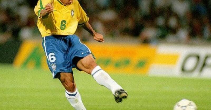 Long "Thổ" ghi bàn bằng một cú sút xa đẹp mắt, thể hiện phong cách tương tự Roberto Carlos.