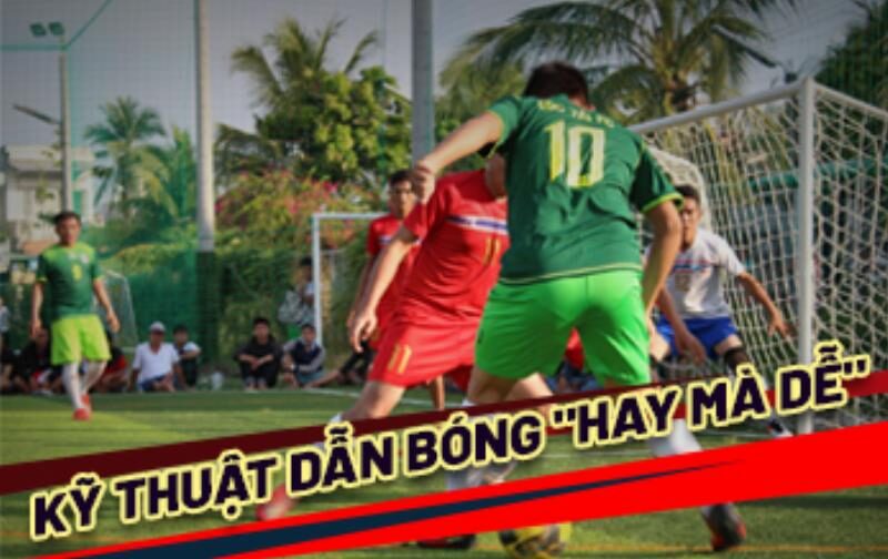 Các cầu thủ bóng đá đang thực hành kỹ thuật futsal chích mũi giày