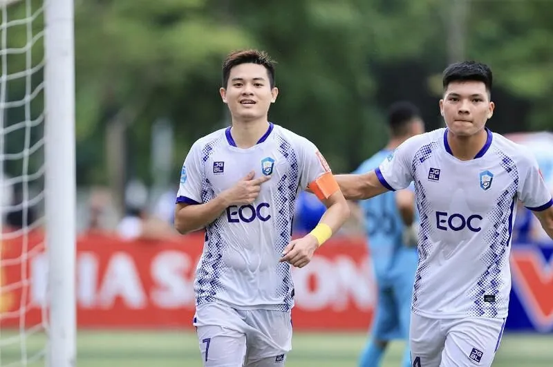 Tiền đạo Tuấn "Bệu" ghi bàn trong một trận đấu HPL 2022.